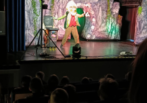 Aktorzy na scenie teatralnej