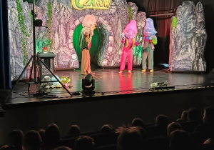 Aktorzy na scenie teatralnej