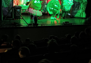 Aktorzy na scenie teatralnej