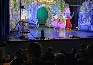 Aktorzy na scenie teatralnej