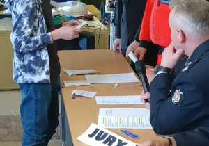 uczeń przed komisją konkursową