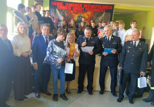 Nagrodzony uczeń z organizatorami i patronami konkursu