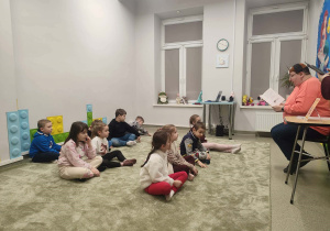 Uczniowie i prowadząca zajęcia w Bibliotece Pedagogicznej