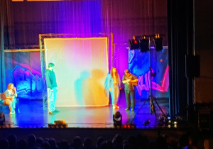 Aktorzy na scenie teatralnej