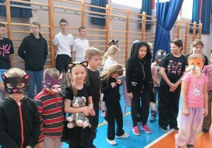 Uczniowie w strojach i maskach kota