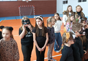 Uczniowie w strojach i maskach kota