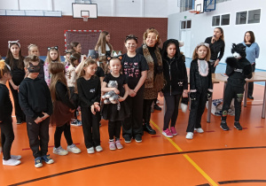 Uczniowie w strojach i maskach kota