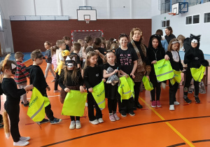 Nagrodzeni uczniowie w strojach i maskach kota