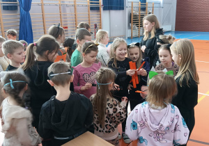 Nagrodzeni uczniowie w strojach i maskach kota