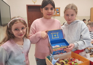 Uczennice ze skrzynką z pieniędzmi