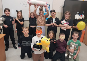 Uczniowie w strojach i maskach kota