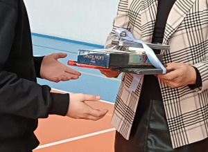 Wręczenie nagród za szkolny konkurs plastyczny na "Choinkę lub wianek bożonarodzeniowy"