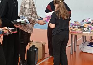 Dyrektor wręcza nagrodę uczniowi