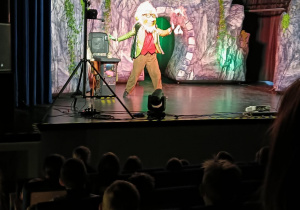 Aktorzy na scenie teatralnej