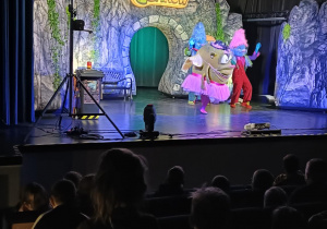 Aktorzy na scenie teatralnej