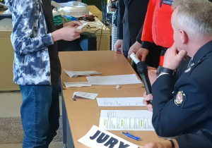 uczeń przed komisją konkursową