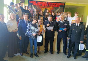 Nagrodzony uczeń z organizatorami i patronami konkursu