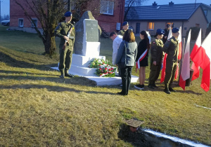 Delegacja szkoły składająca kwiaty na pomniku