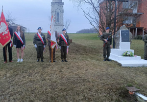 Poczty sztandarowe przy pomniku poległych w Bujnach