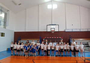 Nagrodzeni uczniowie z opiekunami i organizatorami konkursu