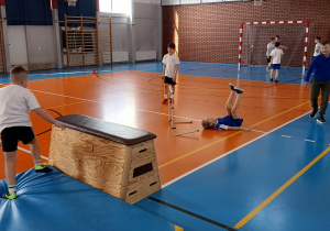 Uczniowie w trakcie konkurencji na torze przeszkód