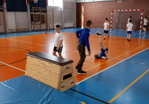 Uczniowie w trakcie konkurencji na torze przeszkód