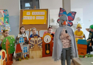 Uczeń recytujący wiersz z nauczycielem