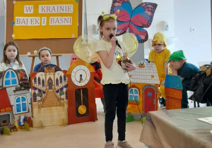 Uczeń recytujący wiersz