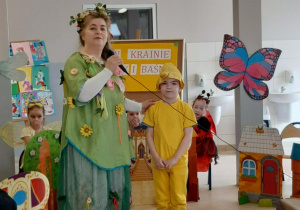 Uczeń recytujący wiersz z nauczycielem