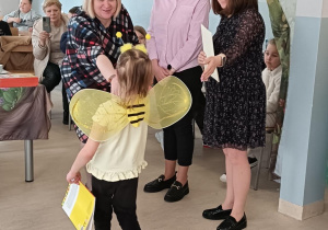 Jury wręczające nagrodę