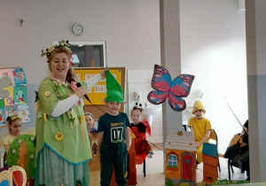 Uczeń recytujący wiersz z nauczycielem