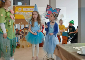 Uczennice recytujące wiersze