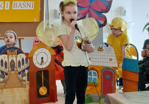 Uczeń recytujący wiersz