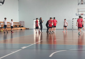 Zawodnicy na boisku w czasie meczu