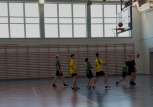 Zawodnicy na boisku w czasie meczu