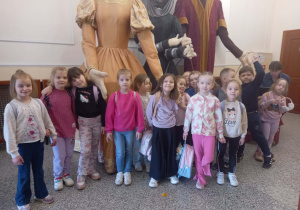 Uczniowie w holu MOK