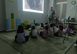 Uczniowie na warsztatach z osobą prowadzącą