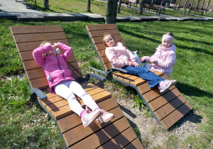 Uczennice na leżakach przed Mediateką