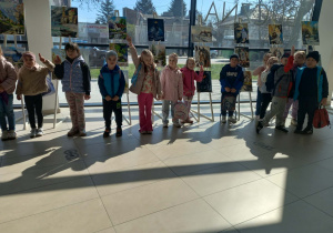 Uczniowie w holu Mediateki przed galerią prac