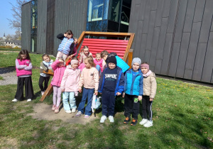 Uczniowie przed Mediateką