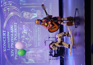 Uczennica klasy I w trakcie występu