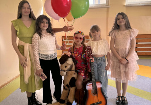 Uczennice biorące udział w przeglądzie piosenki