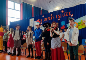 Uczniowie występujący w uroczystości