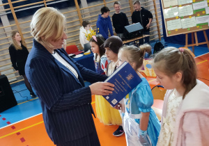 Pani Dyrektor dokonująca pasowania na czytelnika