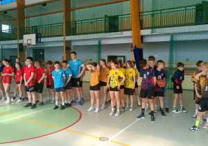 Uczennica odbierająca nagrodę