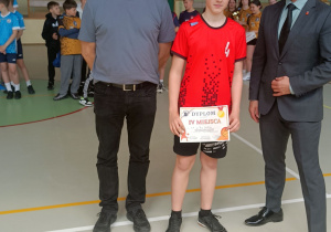 Uczeń odbierający nagrodę