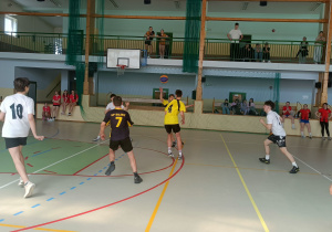 Zawodnicy na boisku podczas meczu