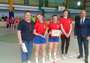 Drużynhttps://spbujny.pl/uploads/695462ef57cfe/newses/27/galleries/podium-w-turnieju-powiatowym//IMG20260423115316.jpga dziewcząt odbierająca nagrodę