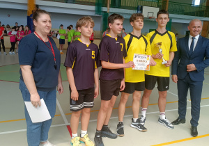 Drużyna chłopców odbierająca nagrodę