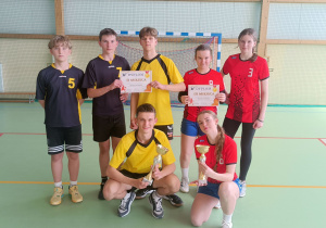 Dryżyny dziewcząt i chłopców z dyplomami